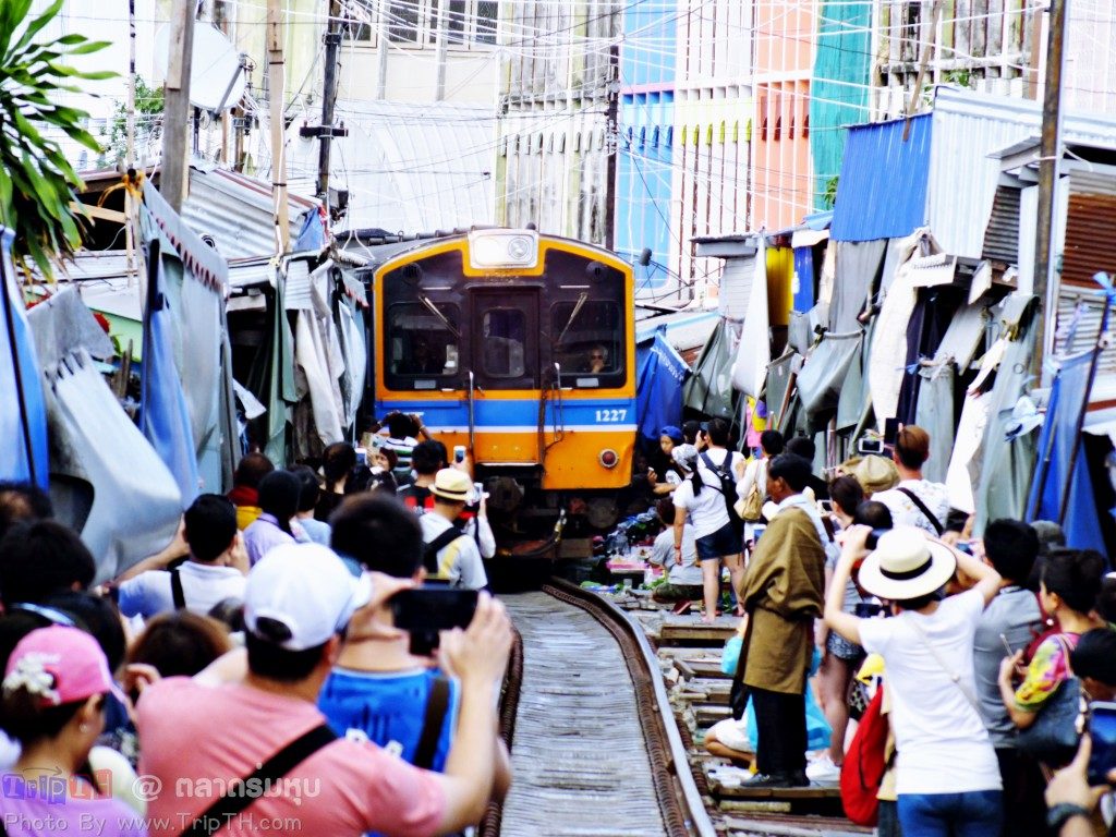 ตลาดร่มหุบ รถไฟสายแม่กลอง (1)