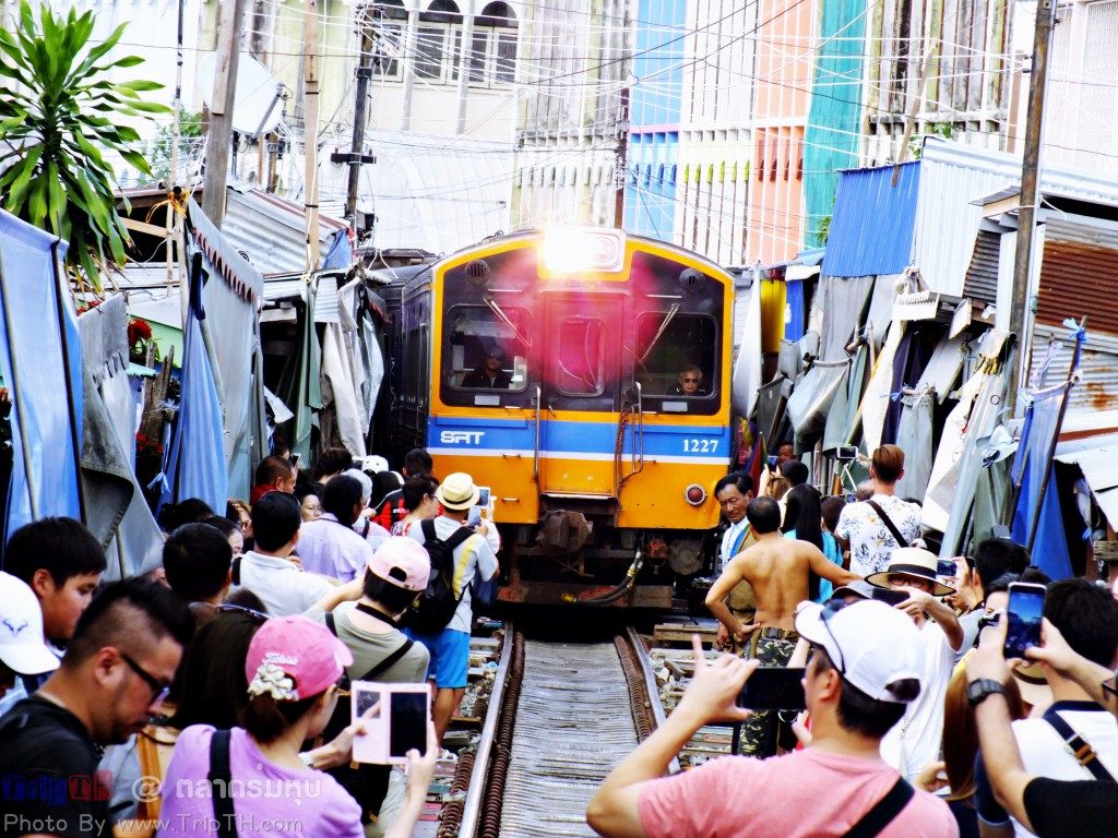 ตลาดร่มหุบ รถไฟสายแม่กลอง (2)